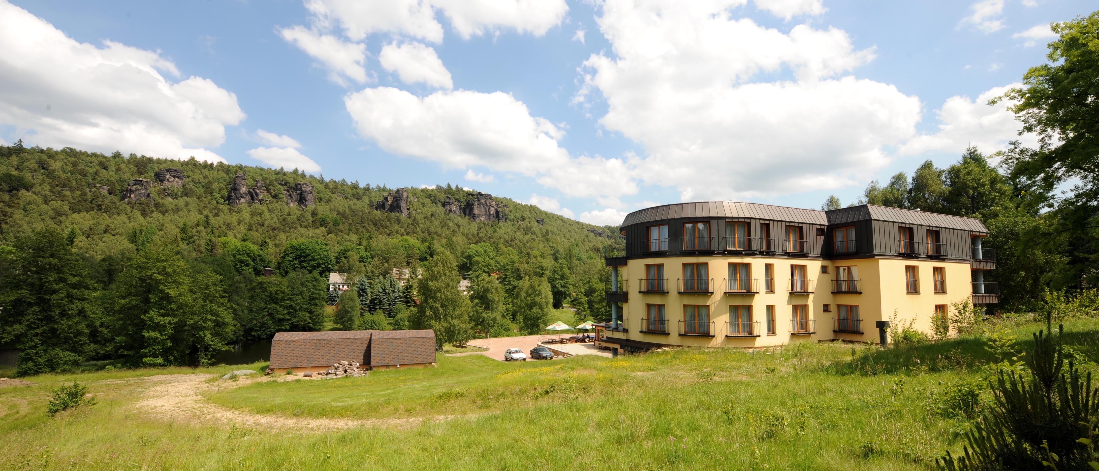 Ostrov u Tisé - hotel a panorama skal