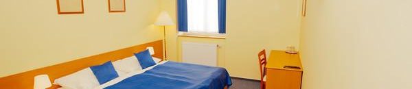 Dvoulůžkový pokoj vybavený TV, lednicí, vlastní koupelnou s fénem - Hotel ADEBA