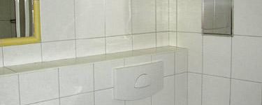 Badezimmer und WC - Unterkunft in Prag - Hotel Arlington - Praha 9