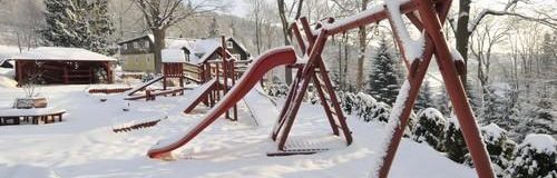 Spielplatz an der Pension UKO - Winter 2010 - Penzion Uko - Bedrichov im Isergebirge