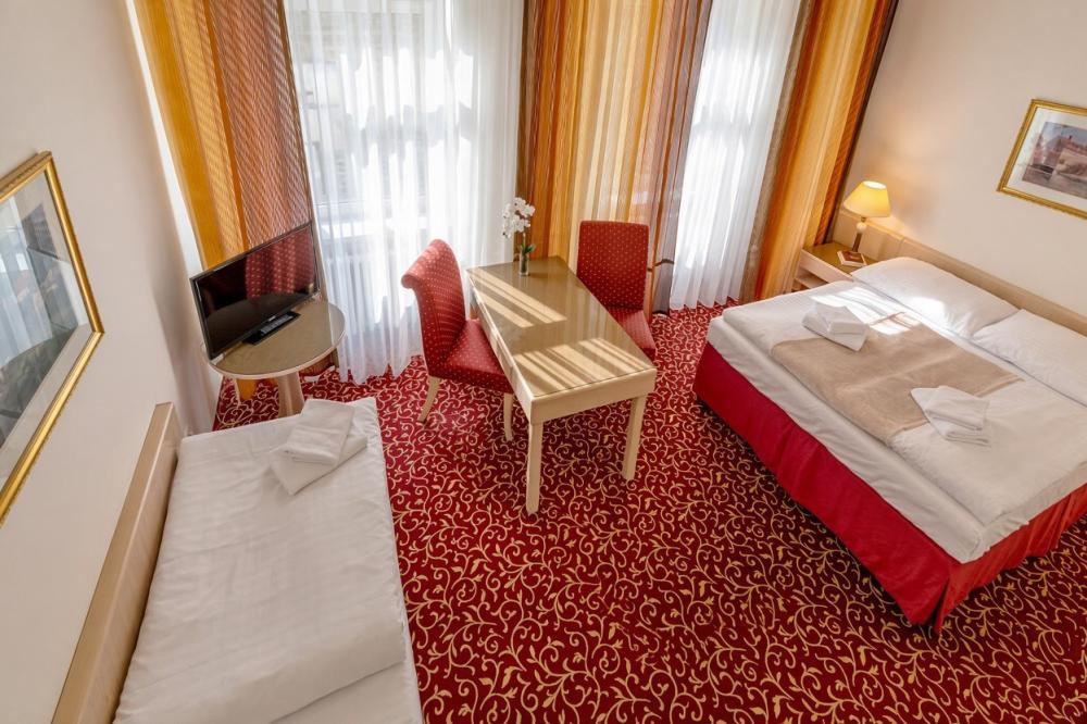 STANDARD Třílůžkový pokoj s výhledem do dvora a VSTUPEM DO WELLNESS