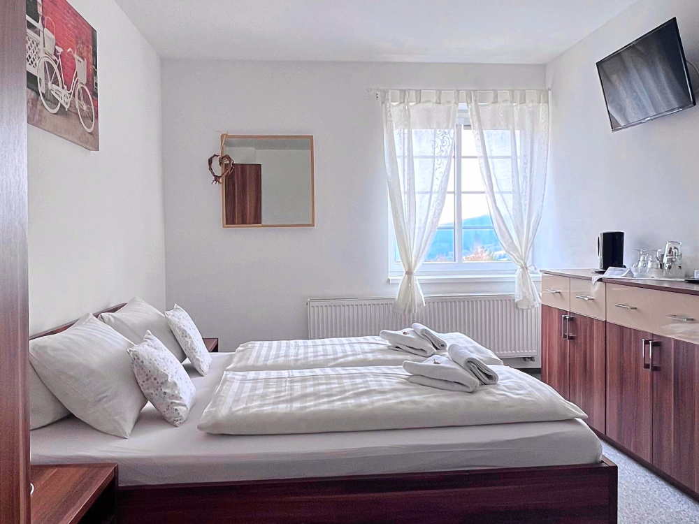 Rodinný pokoj 4+1 - 2x oddělená ložnice s manželskou postelí a lůžkem