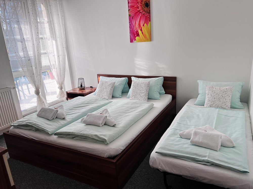 Dvoulůžkový pokoj s přistýlkou - 1x manželská postel + přistýlka