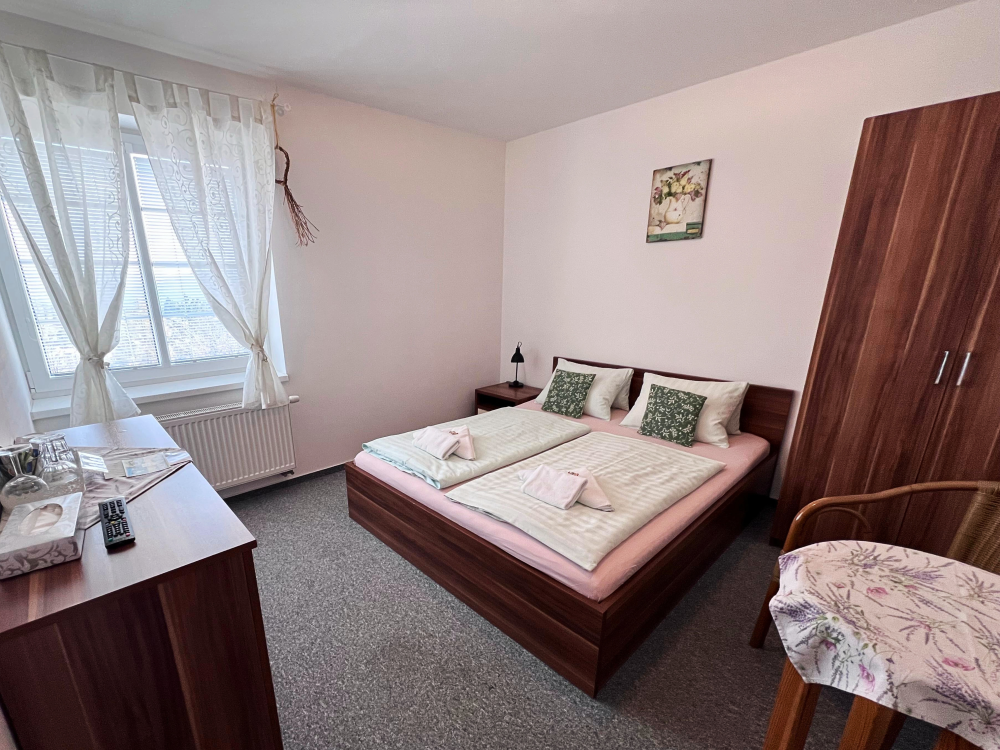 Rodinný pokoj 4+1 - 2x oddělená ložnice s manželskou postelí a lůžkem