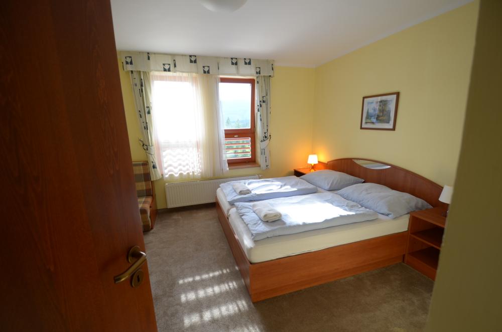 Dvoulůžkový pokoj s přistýlkou a výhledem na hory