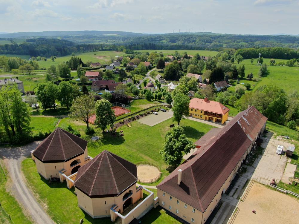 Zámecký dvur Eernousy
