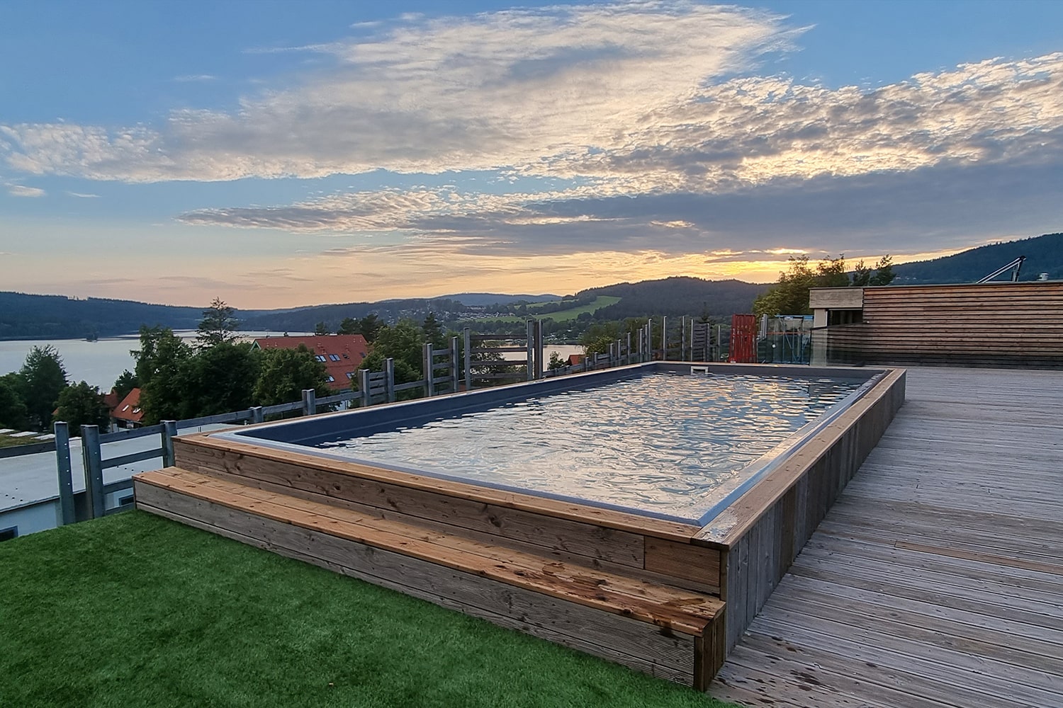 Bazén na střešní terase hotelu JBX Resort Apartments Lipno s panoramatickým výhledem na vody Lipna.