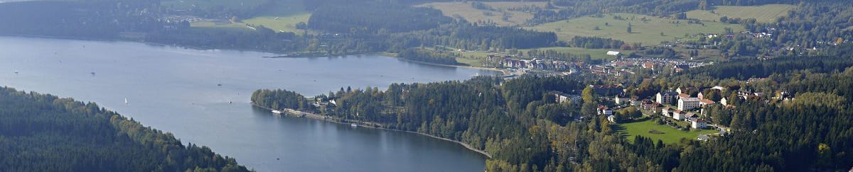 Záběr z dronu na jezero Lipno a Lipno nad Vltavou.