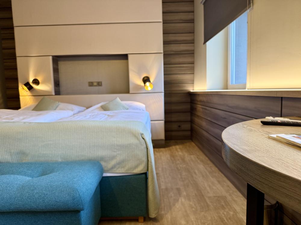 Dvoulůžkový pokoj s koupelnou a WC 