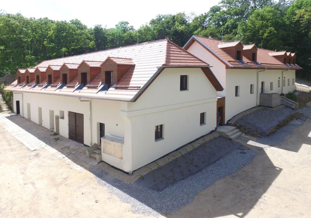  Podzámčí zámku Račice