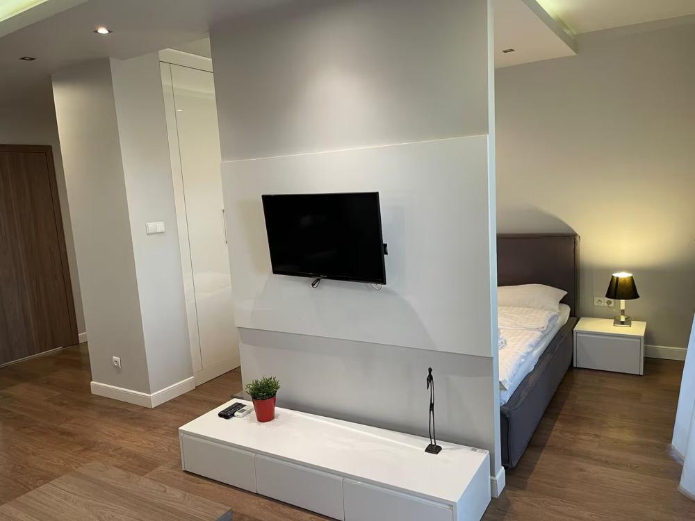 Wronia Charming Studio 01