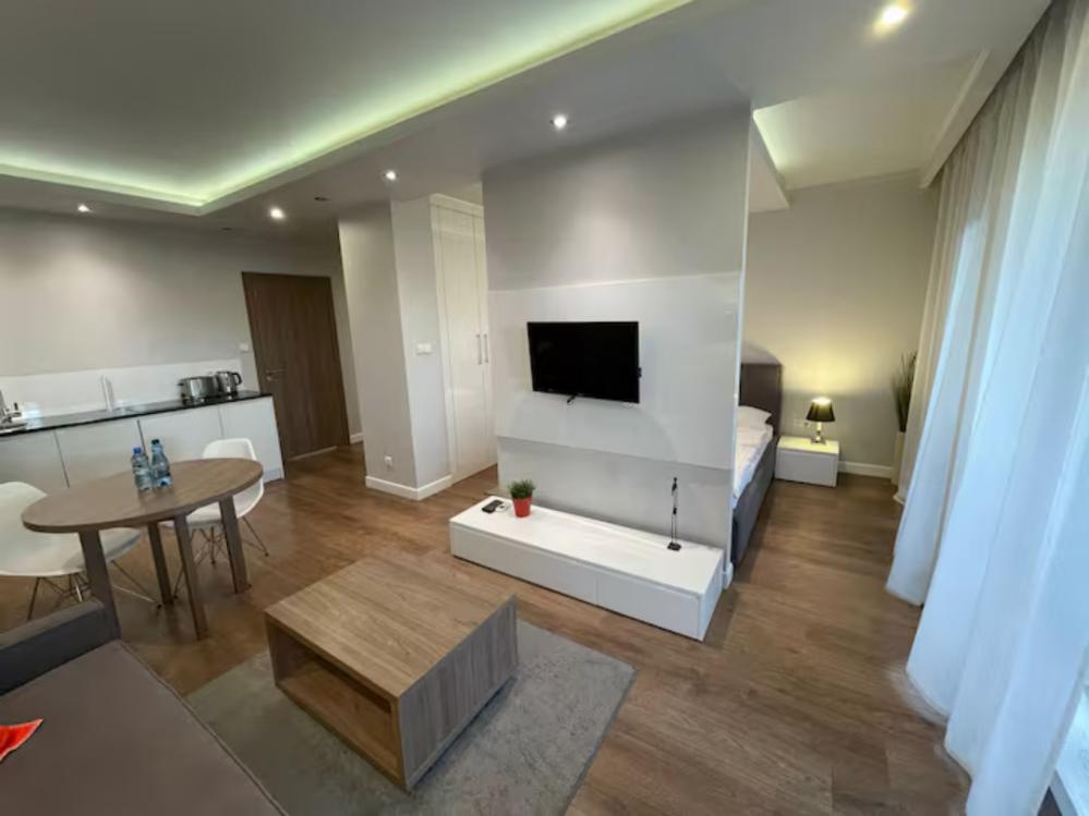 Wronia Charming Studio 01