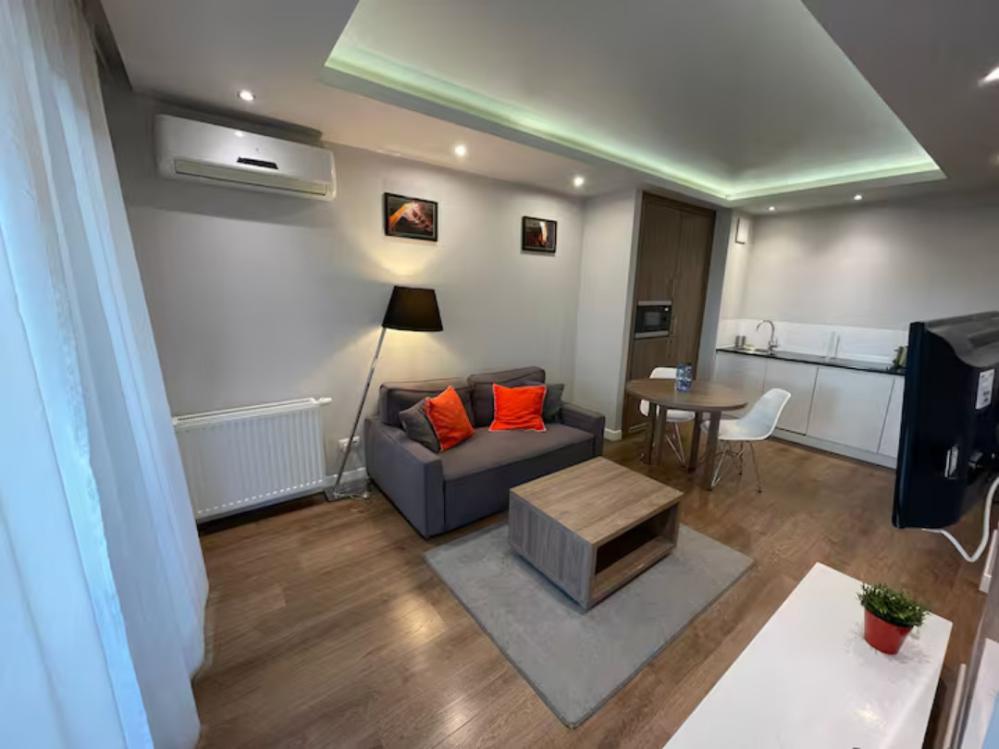 Wronia Charming Studio 01