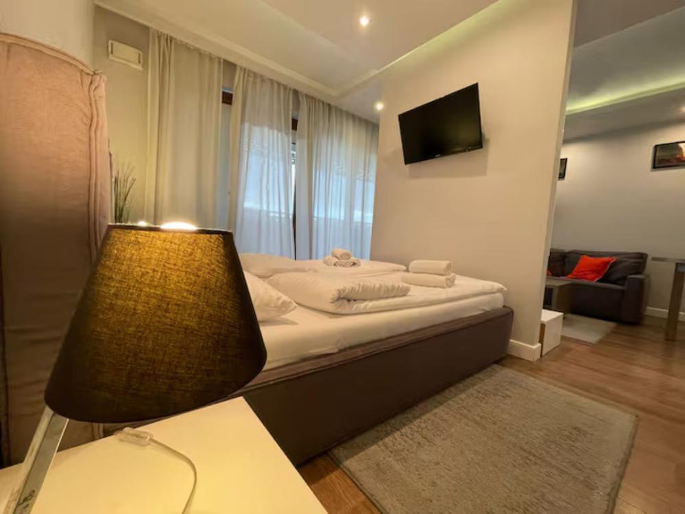 Wronia Charming Studio 01