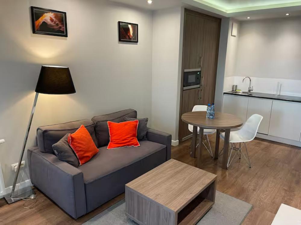 Wronia Charming Studio 01