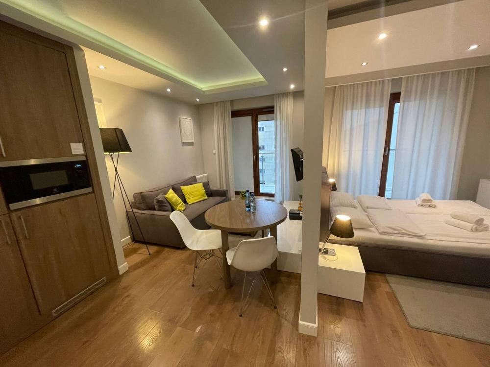 Wronia Charming Studio 02