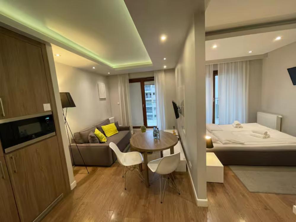 Wronia Charming Studio 02