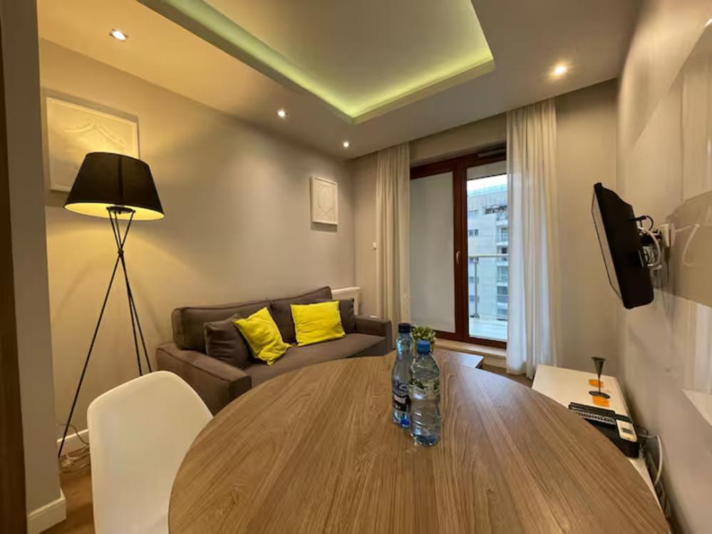 Wronia Charming Studio 02