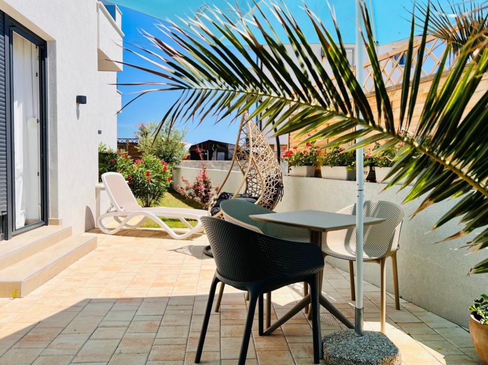 Studio|terasa|malá zahrada