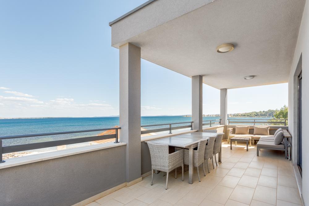 Apartmán|2 ložnice|velká terasa|výhled na moře