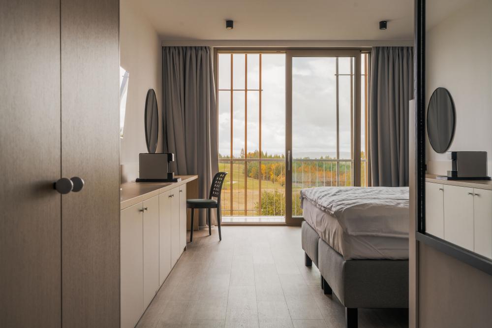 COMFORT dvoulůžkový s manželskou postelí nebo oddělenými lůžky, balkónem a se snídaní.