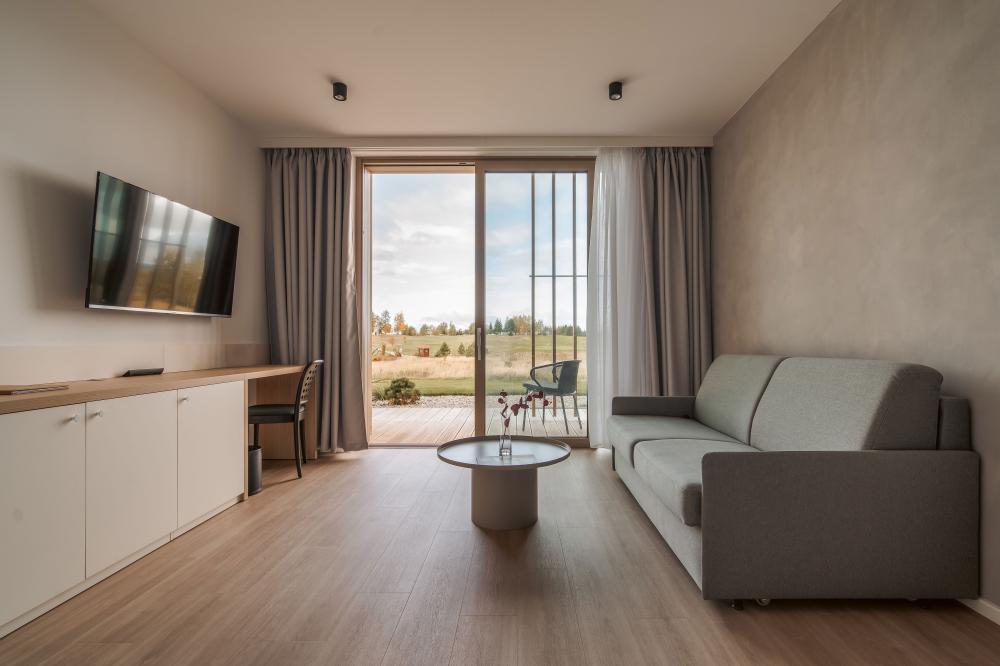 STANDARD dvoulůžkový s manželskou postelí nebo oddělenými lůžky, balkónem a se snídaní.