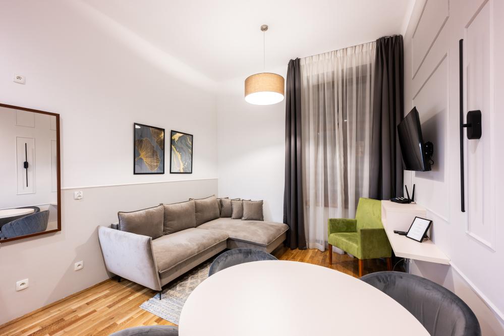 Apartament z salonem i sypialnią z balkonem/tarasem KARMELICKA