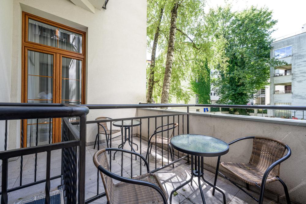 Apartament z salonem i sypialnią z balkonem/tarasem KARMELICKA