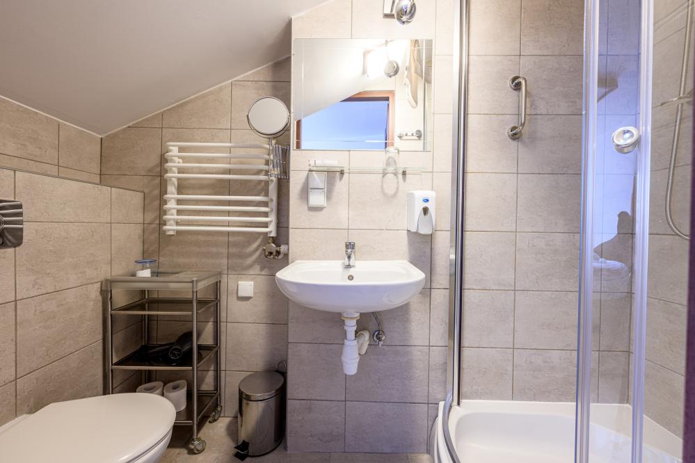 Apartament z salonem i sypialnią z balkonem/tarasem KARMELICKA