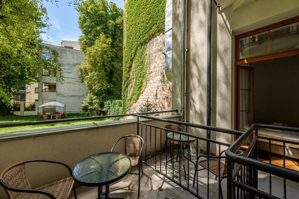 Apartament z salonem i sypialnią z balkonem/tarasem KARMELICKA