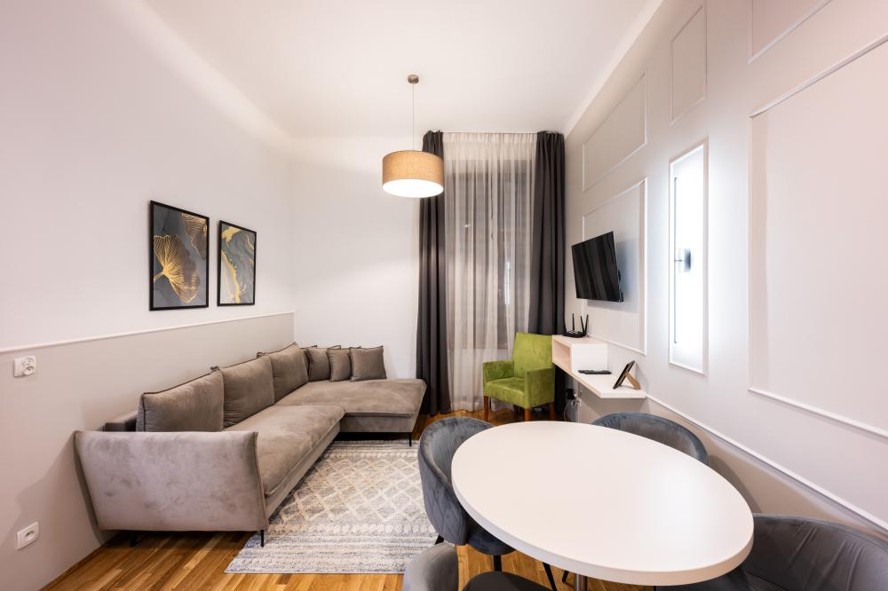 Apartament z salonem i sypialnią z balkonem/tarasem KARMELICKA