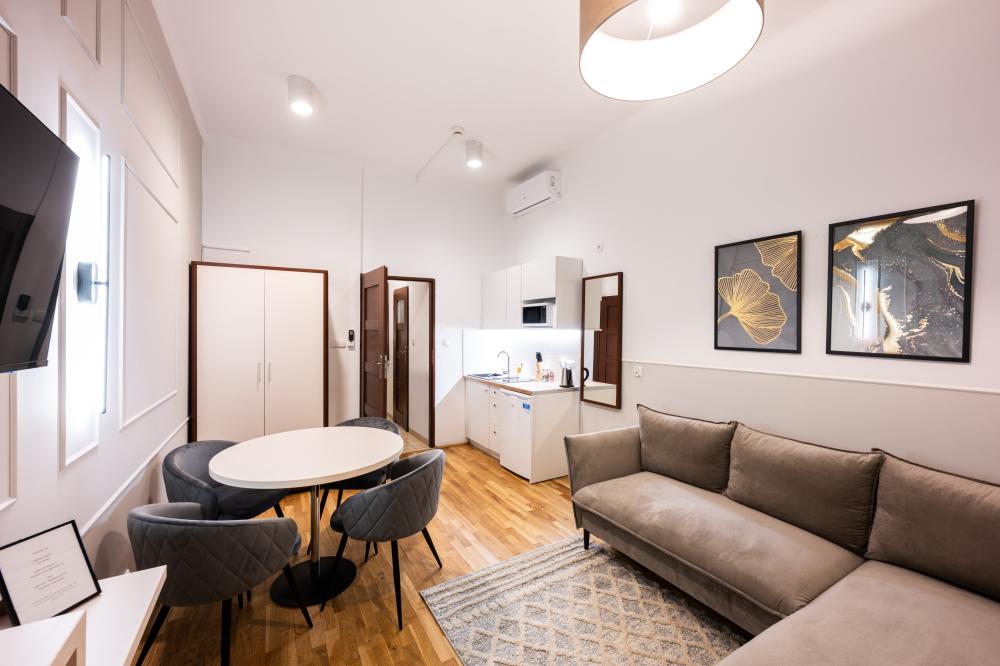 Apartament z salonem i sypialnią z balkonem/tarasem KARMELICKA