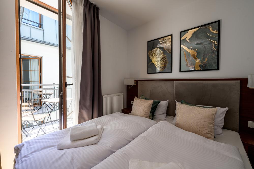 Apartament z salonem i sypialnią z balkonem/tarasem KARMELICKA