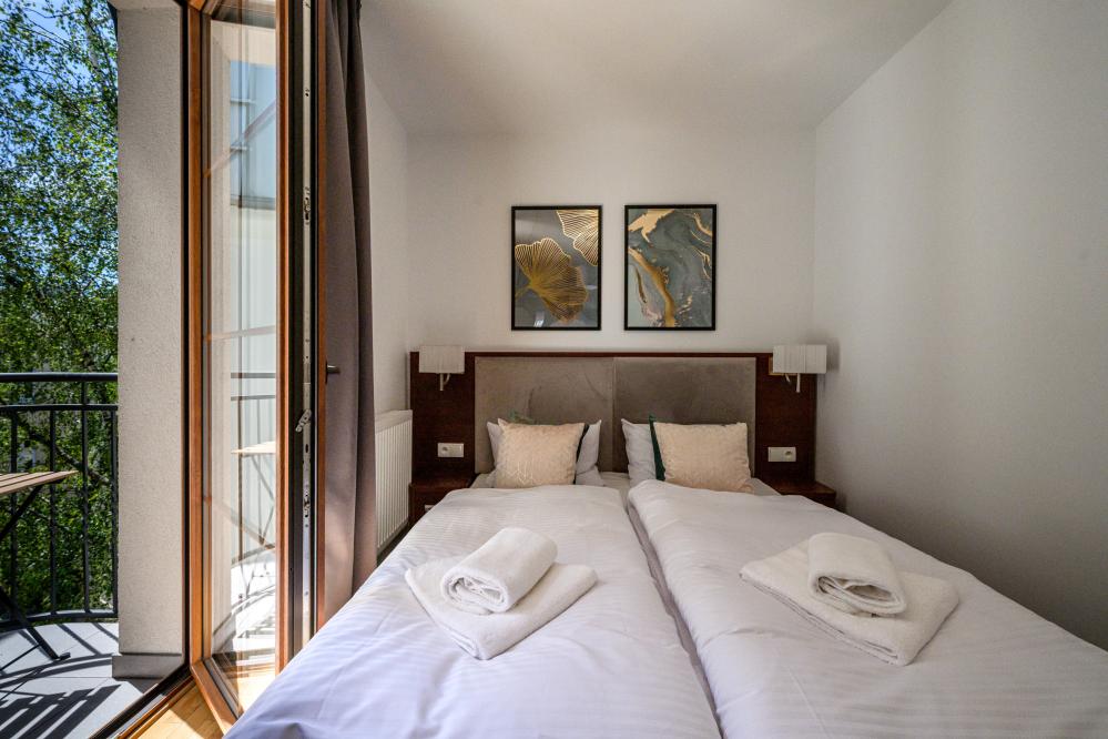 Apartament z salonem i sypialnią z balkonem/tarasem KARMELICKA