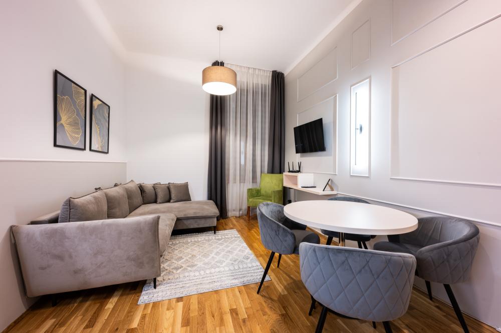 Apartament z salonem i sypialnią z balkonem/tarasem KARMELICKA