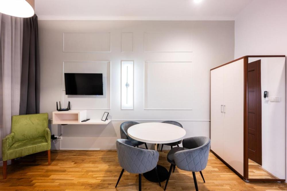 Apartament z salonem i sypialnią z balkonem/tarasem KARMELICKA