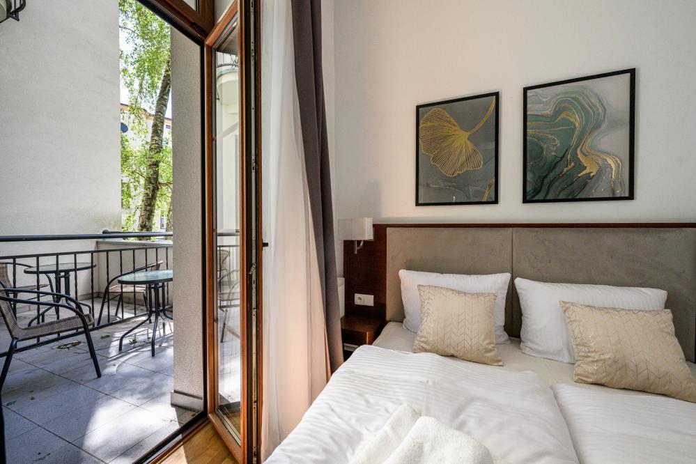 Apartament z salonem i sypialnią z balkonem/tarasem KARMELICKA