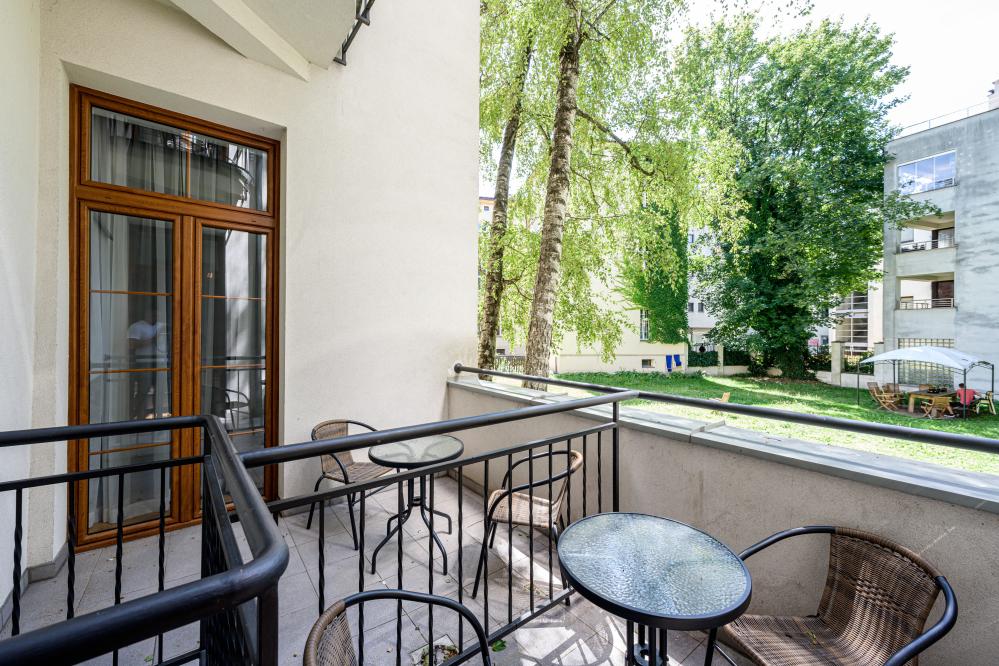 Apartament z salonem i sypialnią z balkonem/tarasem KARMELICKA