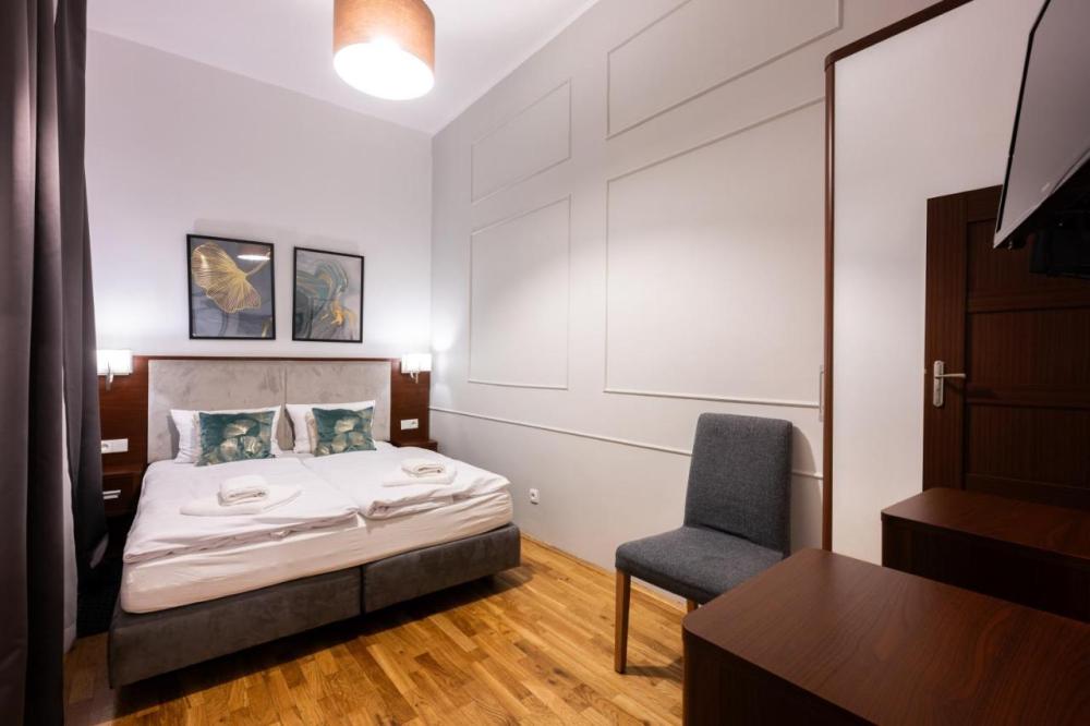 Apartament z salonem i sypialnią z balkonem/tarasem KARMELICKA