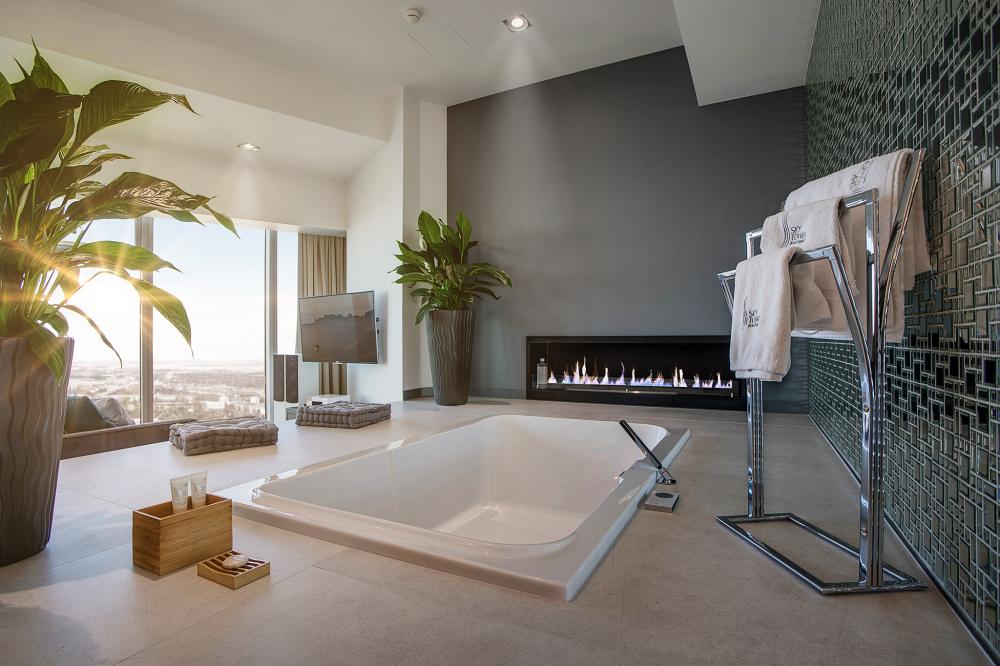 Executive Suite mit Badewanne im Zimmer 