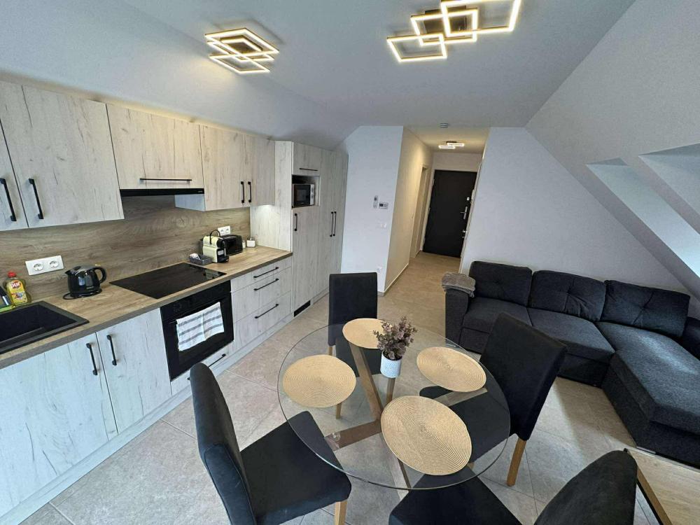 Stúdió plus apartman erkéllyel