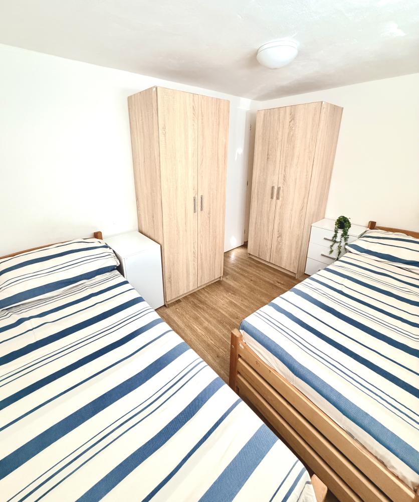 Sleep & Go Czech Republic - Velké Popovice Dvoulůžkový pokoj s oddělenými postelemi a sdílenou koupelnou