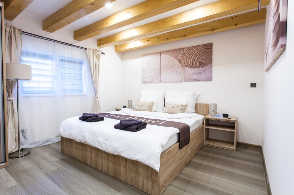 Dvoulůžkový apartmán s manželskou postelí č. 8