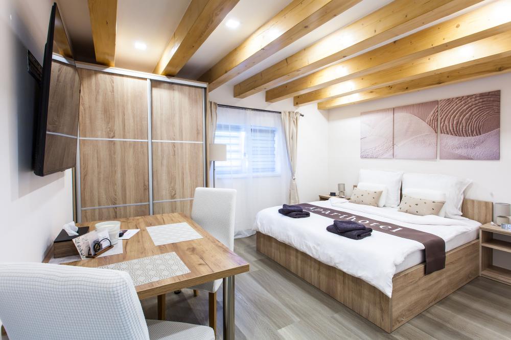 Dvoulůžkové apartmány s manželskou postelí č. 5, č. 8