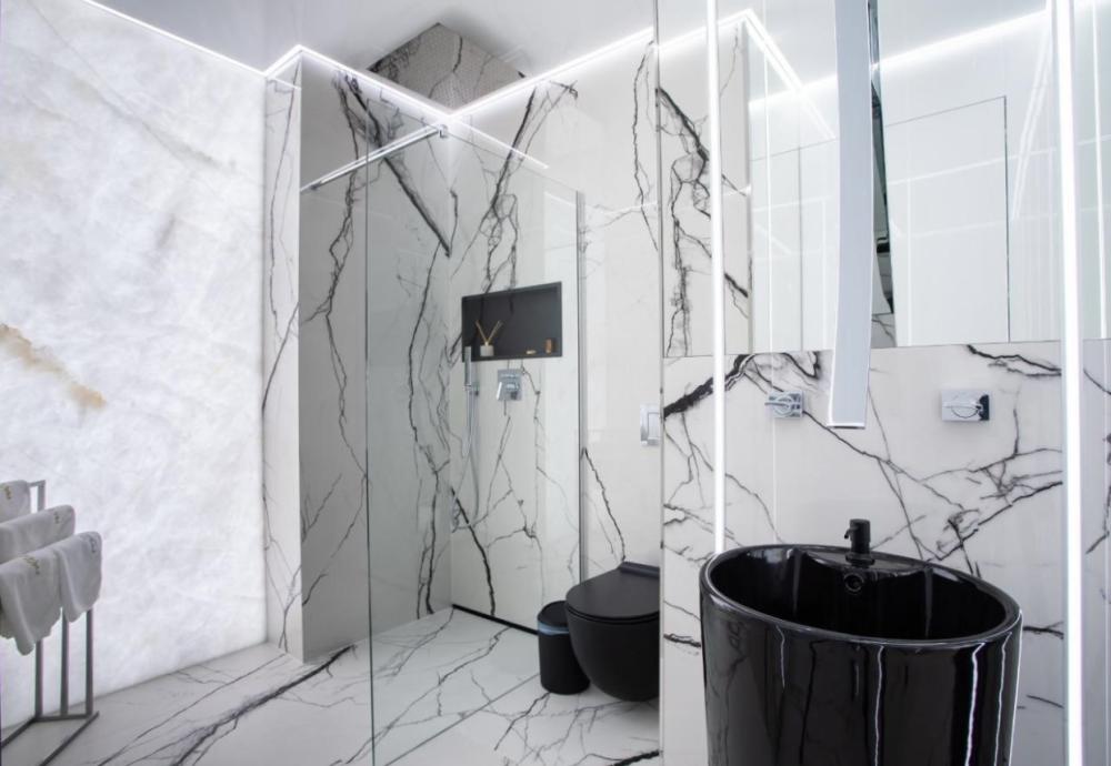 Studio z wanną z hydromasażem