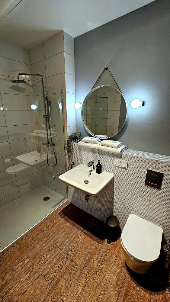 Apartament z łóżkiem typu king-size i wanną z hydromasażem