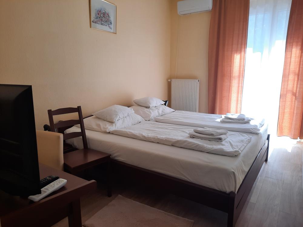 Hajnal Kétágyas - Emelet - Franciaággyal - Utcára néző erkéllyel