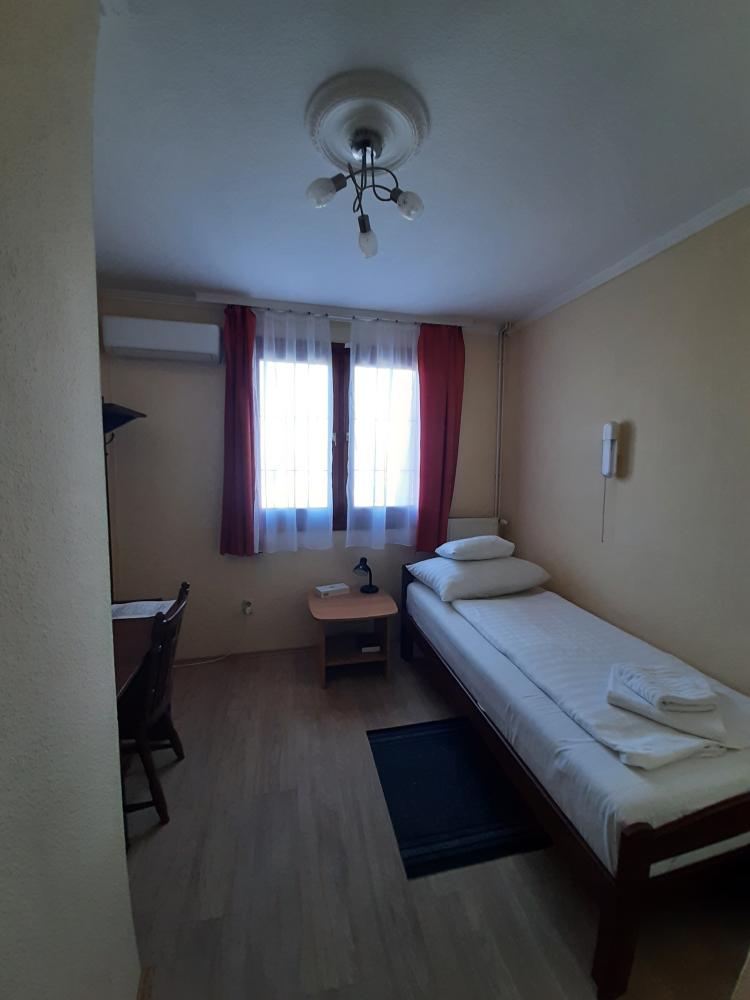 Hajnal Egyágyas - Emelet- Udvarra néző, erkély nélkül