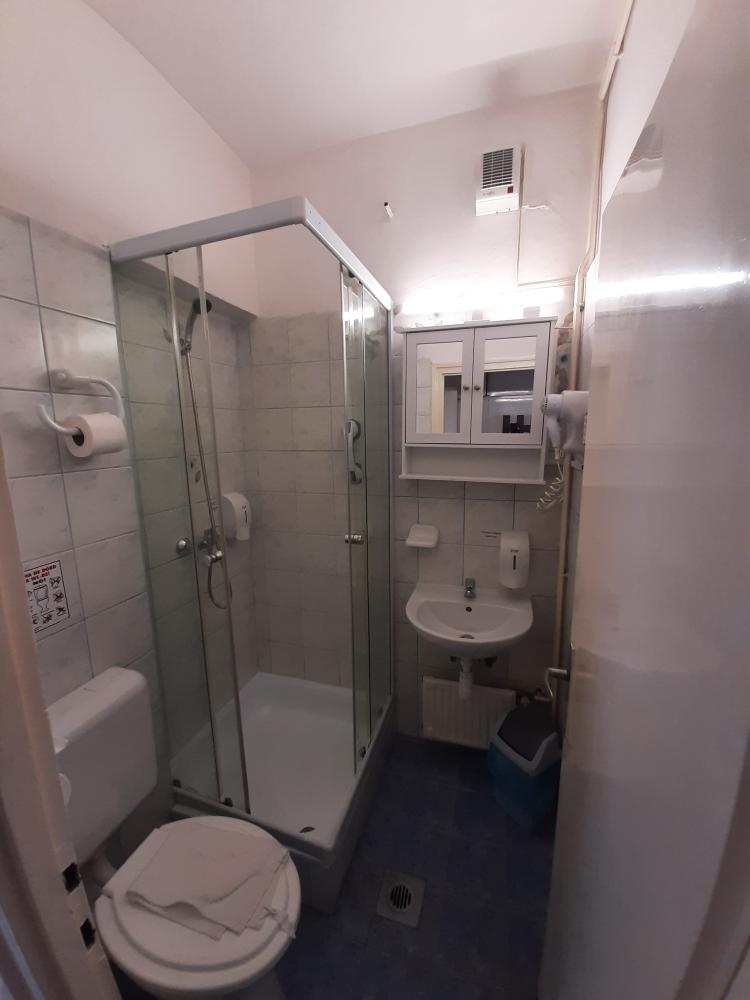 Hajnal Egyágyas - Emelet - Udvara néző erkéllyel