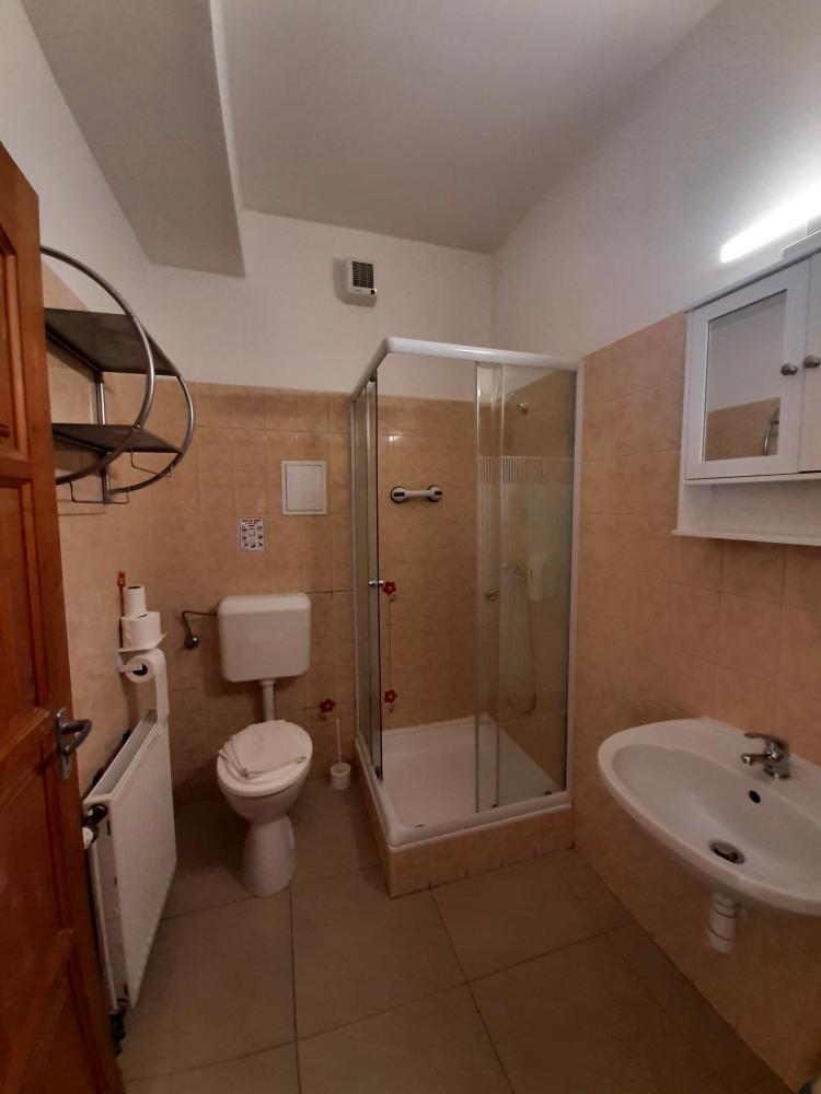 Kikelet Kétágyas - Emelet - Franciaággyal - Utcára néző erkéllyel - Pótágyas